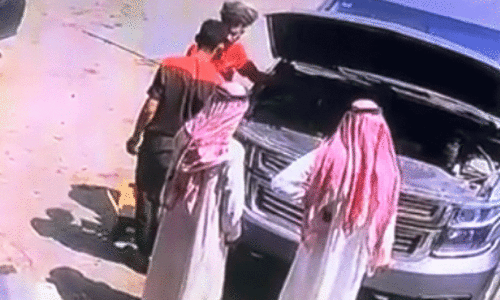 വ​ർ​ക്​​ഷോ​പ്പി​ന്​ മു​ന്നി​ലി​ട്ട്​ കാ​ർ ന​ന്നാ​ക്കു​ന്നു, ഉ​ട​മ​യു​ൾ​പ്പെ​ടെ സ​മീ​പം