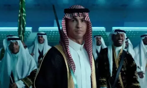 പരമ്പരാഗത സൗദി വേഷമണിഞ്ഞ്, വാൾ കൈയിലേന്തി നൃത്തംവെച്ച് ക്രിസ്റ്റ്യാനോ പരമ്പരാഗത സൗദി വേഷമണിഞ്ഞ്, വാൾ കൈയിലേന്തി നൃത്തംവെച്ച് ക്രിസ്റ്റ്യാനോ