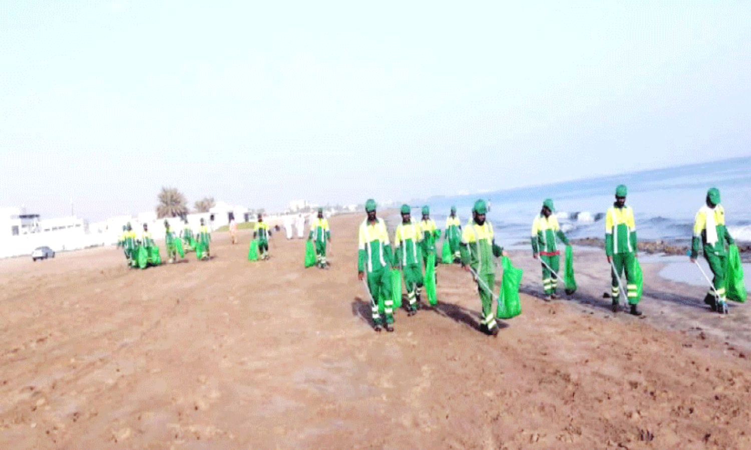 ബൗ​ഷ​റി​ൽ ബീ​ച്ച്​   ശു​ചീ​ക​രി​ച്ചു