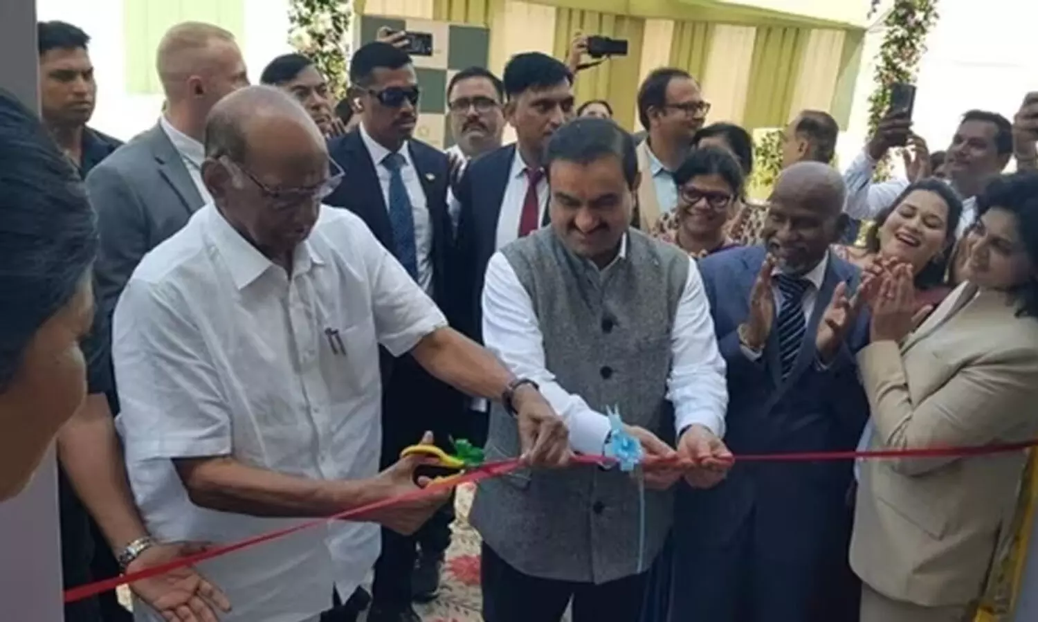 അദാനിയെ സന്ദർശിച്ച് പവാർ; ഇൻഡ്യ സഖ്യത്തിലെ ആരും രാഹുലിന്റെ വാക്കുകൾക്ക് വില നൽകുന്നില്ലെന്ന് ബി.ജെ.പി