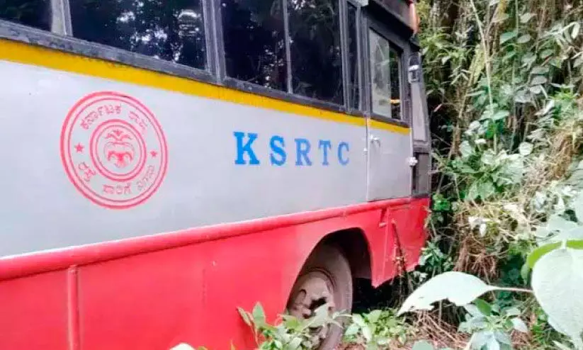 കൊക്കയിലേക്ക് മറിഞ്ഞ ബസ് മരത്തിൽ തങ്ങിനിന്നു കൊക്കയിലേക്ക് മറിഞ്ഞ ബസ് മരത്തിൽ തങ്ങിനിന്നു