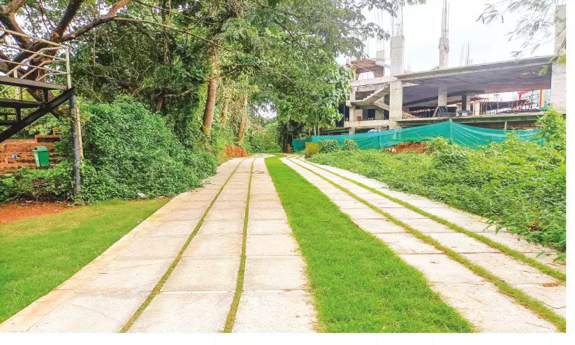 ആ 60 ​ല​ക്ഷം​കൊ​ണ്ട് ന​ട​പ്പാ​ത​യ​ല്ല വേ​ണ്ടി​യി​രു​ന്ന​ത് ന​വീ​ക​ര​ണം; മോ​ഷ​ണ​വും പ​തി​വ്