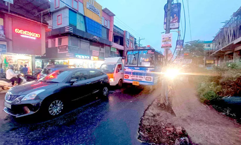 ഗതാഗതക്കുരുക്കിൽ വീർപ്പുമുട്ടി ചെമ്മാട് ഗതാഗതക്കുരുക്കിൽ വീർപ്പുമുട്ടി ചെമ്മാട്