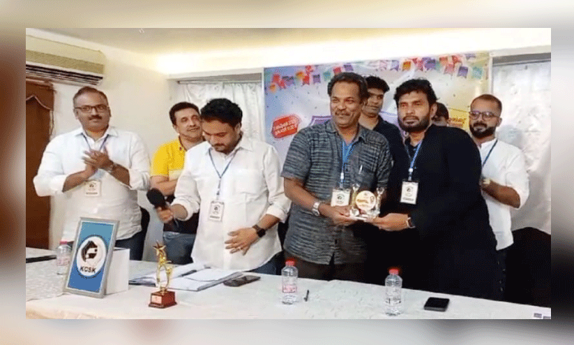 സ്നേ​ഹ കൂ​ട്ടാ​യ്മ​യു​ടെ ര​ണ്ടാം വാ​ർ​ഷി​ക ആ​ഘോ​ഷ ച​ട​ങ്ങി​ൽ പു​ന്ന​ക്ക​ൻ മു​ഹ​മ്മ​ദ​ലി​യെ ആ​ദ​രി​ക്കു​ന്നു