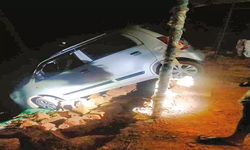 കി​ണ​റി​ലേ​ക്ക് വീ​ഴാ​റാ​യ കാ​ർ സു​ര​ക്ഷി​ത​മാ​യി പു​റ​ത്തെ​ടു​ത്തു