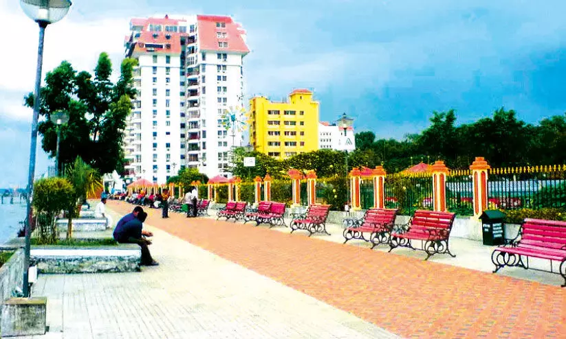 മറൈൻ ഡ്രൈവ് രാത്രി അടച്ചിടൽ; പ്രതിഷേധം ശക്തം മറൈൻ ഡ്രൈവ് രാത്രി അടച്ചിടൽ; പ്രതിഷേധം ശക്തം