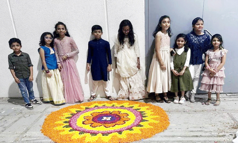 ഉ​പേ​ക്ഷി​ച്ച പൂ​ക്ക​ൾ​കൊ​ണ്ട്​ കു​ട്ടി​ക​ൾ തീ​ർ​ത്ത ​പൂ​ക്ക​ളം