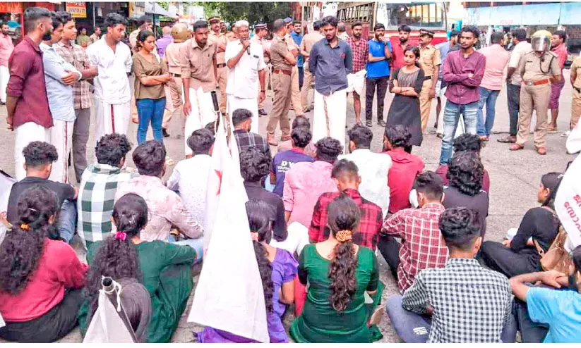 വിദ്യാർഥിനിയുടെ മരണം; ബസ് സ്റ്റാൻഡിലേക്ക് മാർച്ച് നടത്തി സഹപാഠികൾ
