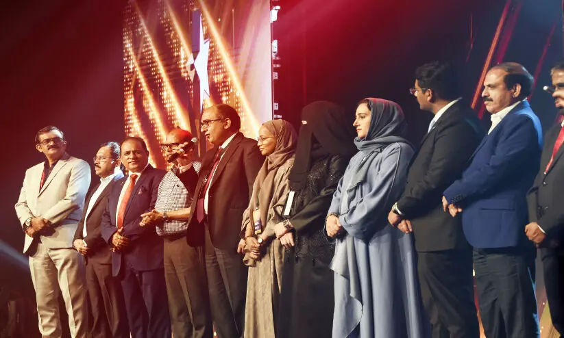 ഗൾഫ് മാധ്യമം - ഷി ക്യൂ എക്സലൻസ് അവാർഡിൻെറ ഉദ്ഘാടനം അംബാഡർ വിപുൽ നിർവഹിക്കുന്നു. ഗൾഫ് മാധ്യമം - ഷി ക്യൂ എക്സലൻസ് അവാർഡിൻെറ ഉദ്ഘാടനം അംബാഡർ വിപുൽ നിർവഹിക്കുന്നു.