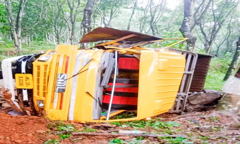 ഇടുങ്ങിയ റോഡില്‍ ടിപ്പര്‍ മറിഞ്ഞു: പ്രതിഷേധവുമായി നാട്ടുകാര്‍