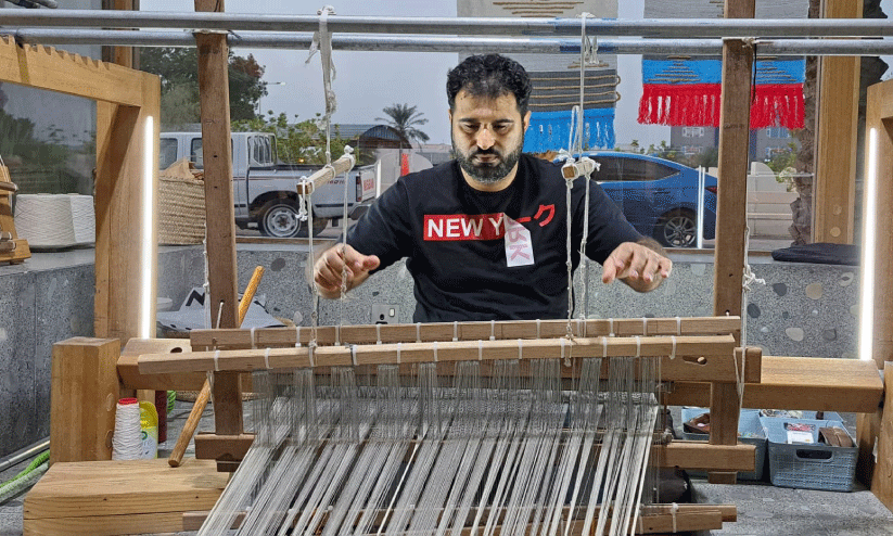 മു​ഹ​മ്മ​ദ്‌ സ്വാ​ലി​ഹ് തു​ണി​ക​ൾ നെ​യ്തെ​ടു​ക്കു​ന്നു