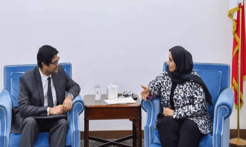 ആരോഗ്യ മന്ത്രി ഡോ. ജലീല ബിൻത് അസ്സയ്യിദ് ജവാദ് ഹസൻ ബഹ്റൈനിലെ നിയുക്ത അംബാസഡർ വിനോദ് കെ. ജേക്കബിനെ സ്വീകരിച്ചപ്പോൾ ആരോഗ്യ മന്ത്രി ഡോ. ജലീല ബിൻത് അസ്സയ്യിദ് ജവാദ് ഹസൻ ബഹ്റൈനിലെ നിയുക്ത അംബാസഡർ വിനോദ് കെ. ജേക്കബിനെ സ്വീകരിച്ചപ്പോൾ