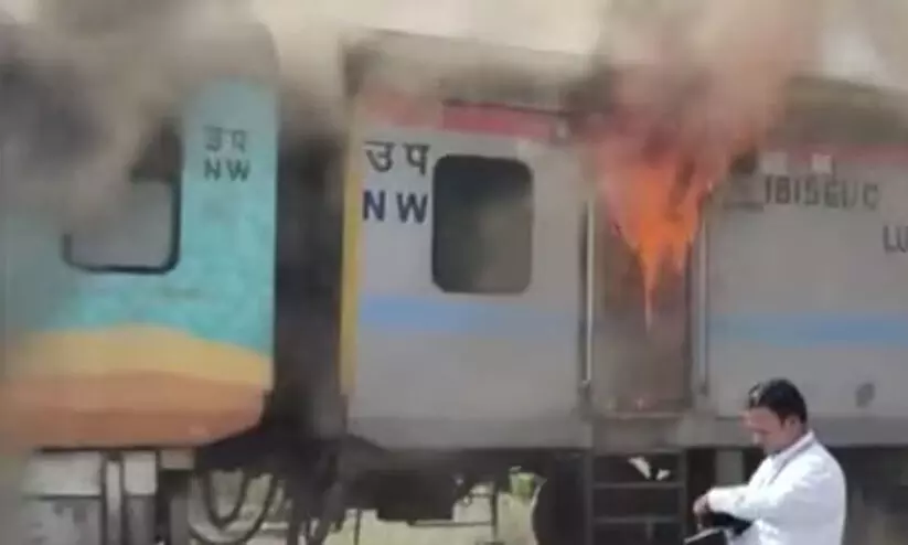 ഗുജറാത്തിൽ ഹംസഫർ എക്സ്പ്രസിന് തീപിടിച്ചു; ആളപായമില്ല ഗുജറാത്തിൽ ഹംസഫർ എക്സ്പ്രസിന് തീപിടിച്ചു; ആളപായമില്ല