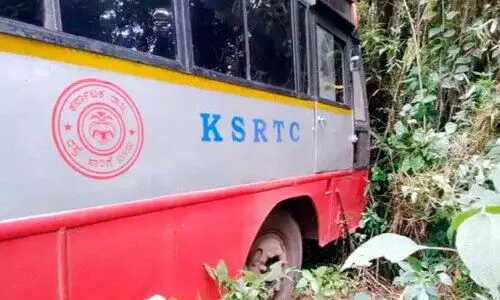 കൊ​ക്ക​യി​ലേ​ക്ക് മ​റി​ഞ്ഞ ബ​സ് മ​ര​ത്തി​ൽ ത​ങ്ങി​നി​ന്നു