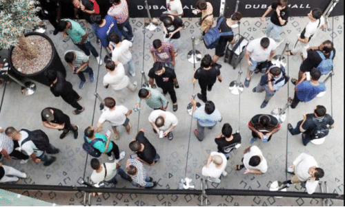 ഐ​​ഫോ​ൺ 15 വാ​ങ്ങു​ന്ന​തി​നാ​യി ദു​ബൈ മാ​ളി​ലെ തി​ര​ക്ക്