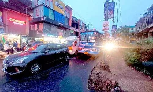 ഗ​താ​ഗ​ത​ക്കു​രു​ക്കി​ൽ വീ​ർ​പ്പു​മു​ട്ടി ചെ​മ്മാ​ട്