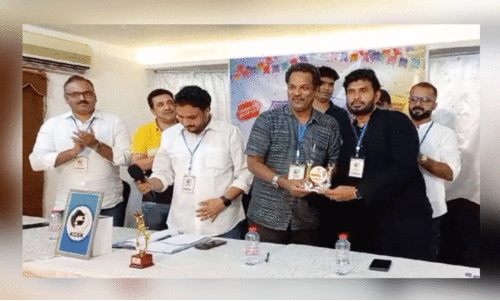 സ്നേ​ഹ കൂ​ട്ടാ​യ്മ​യു​ടെ ര​ണ്ടാം വാ​ർ​ഷി​ക ആ​ഘോ​ഷ ച​ട​ങ്ങി​ൽ പു​ന്ന​ക്ക​ൻ മു​ഹ​മ്മ​ദ​ലി​യെ ആ​ദ​രി​ക്കു​ന്നു