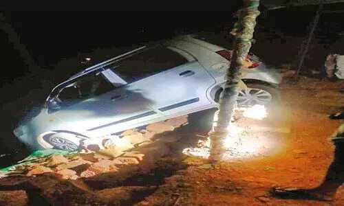 കി​ണ​റി​ലേ​ക്ക് വീ​ഴാ​റാ​യ കാ​ർ സു​ര​ക്ഷി​ത​മാ​യി പു​റ​ത്തെ​ടു​ത്തു