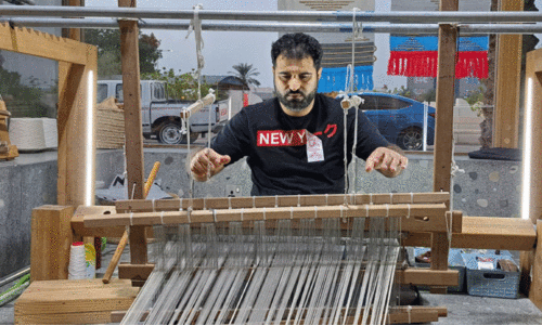 മു​ഹ​മ്മ​ദ്‌ സ്വാ​ലി​ഹ് തു​ണി​ക​ൾ നെ​യ്തെ​ടു​ക്കു​ന്നു