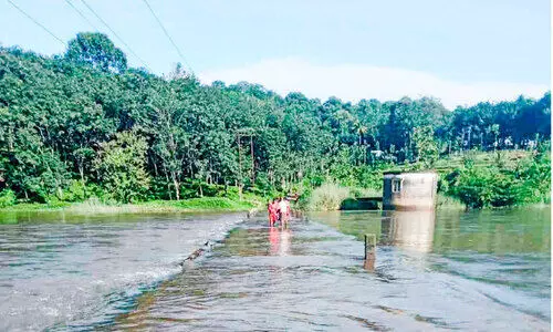 കോസ്‌വേയും മുങ്ങി; ഒറ്റപ്പെട്ട്  കുറുമ്പൻമൂഴി   ഗ്രാമം