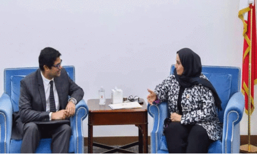 ആ​രോ​ഗ്യ മ​ന്ത്രി ഡോ. ​ജ​ലീ​ല ബി​ൻ​ത്​ അ​സ്സ​യ്യി​ദ്​ ജ​വാ​ദ്​ ഹ​സ​ൻ ബ​ഹ്​​റൈ​നി​ലെ നി​യു​ക്​​ത അം​ബാ​സ​ഡ​ർ ​വി​നോ​ദ്​ കെ. ​ജേ​ക്ക​ബി​നെ സ്വീ​ക​രി​ച്ച​പ്പോ​ൾ