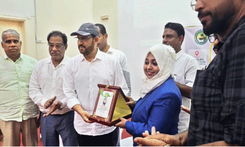 സ​ലാ​ല കെ.​എം.​സി.​സി സം​ഘ​ടി​പ്പി​ച്ച ആ​രോ​ഗ്യ ബോ​ധ​വ​ത്‌​ക​ര​ണ ക്ലാ​സി​ല്‍ സം​സാ​രി​ച്ച ഡോ. ​സ​റീ​ന ജാ​സ്മി​ന്‌ ഉ​പ​ഹാ​രം  ന​ല്‍‌​കു​ന്നു