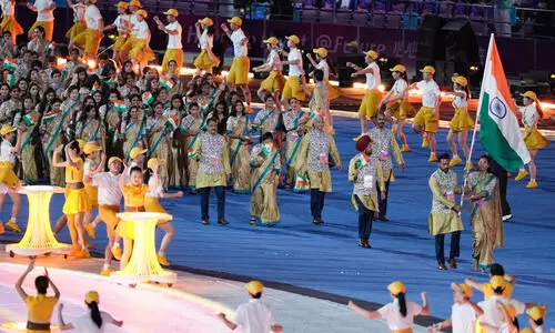 ഏഷ്യൻ ഗെയിംസിന് ഉജ്ജ്വല തുടക്കം; ഇന്ത്യൻ സംഘത്തെ നയിച്ച് ലവ്‍ലിനയും ഹർമൻപ്രീതും