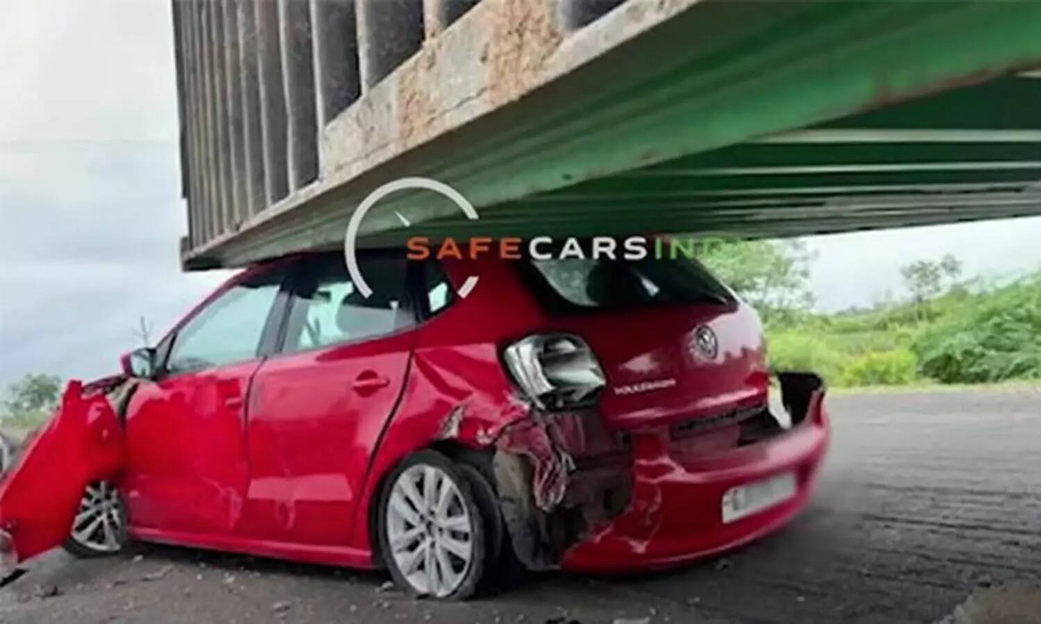 കണ്ടെയ്​നർ വീണിട്ടും ‘കട്ടക്ക്’​; കാറുകൾക്കിടയിലെ ശക്​തിമാനെ കാണാം -വൈറൽ വിഡിയോ