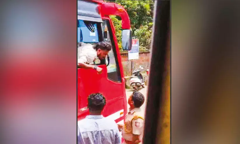 സ്വ​കാ​ര്യ ബ​സി​ന് അ​മി​ത​വേ​ഗം, പേ​ടി​ ഉ​ണ്ടെ​ങ്കി​ൽ ഇ​റ​ങ്ങി​പോ​കാ​ൻ ജീ​വ​ന​ക്കാ​ർ
