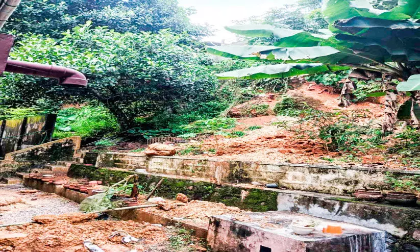 മഴയില് മണ്ണിടിഞ്ഞു; അഞ്ചു വീടുകള് അപകടാവസ്ഥയില് മഴയില് മണ്ണിടിഞ്ഞു; അഞ്ചു വീടുകള് അപകടാവസ്ഥയില്
