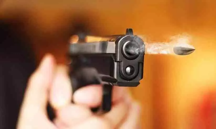 മൂന്ന് മാസമായി ലൈംഗിക പീഡനം; 14കാരി പിതാവിനെ വെടിവെച്ചു കൊന്നു മൂന്ന് മാസമായി ലൈംഗിക പീഡനം; 14കാരി പിതാവിനെ വെടിവെച്ചു കൊന്നു