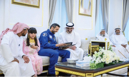 അ​ബൂ​ദ​ബി കി​രീ​ടാ​വ​കാ​ശി ശൈ​ഖ് ഖാ​ലി​ദ് ബി​ന്‍ മു​ഹ​മ്മ​ദ് സു​ല്‍ത്താ​ന്‍ അ​ല്‍ നി​യാ​ദി​യെ അ​ല്‍ഐ​നി​ലെ ഉ​മ്മു ഖാ​ഫ​യി​ലെ വീ​ട്ടി​ൽ സ​ന്ദ​ർ​ശി​ക്കു​ന്നു