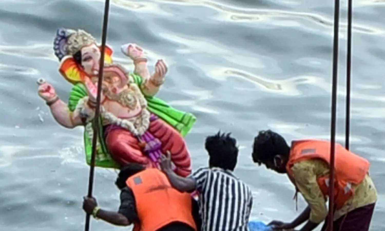 ഹുസൈൻ സാഗർ തടാകത്തിൽ പ്ലാസ്റ്റർ ഓഫ് പാരീസ് ഗണേശ വിഗ്രഹ നിമജ്ജനം നിരോധിച്ച് തെലങ്കാന ഹൈകോടതി