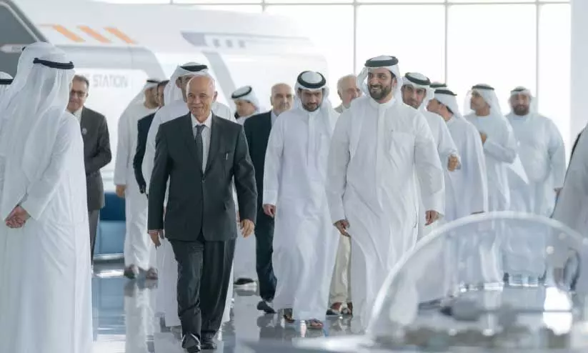 ഷാർജ സാറ്റ്-2 നിർമാണ കരാറിൽ ഒപ്പുവെക്കൽ ചടങ്ങിൽ എത്തുന്ന ഷാർജ ഉപഭരണാധികാരിയും ശൈഖ് സുൽത്താൻ ബിൻ അഹ്മദ് അൽ ഖാസിമി ഷാർജ സാറ്റ്-2 നിർമാണ കരാറിൽ ഒപ്പുവെക്കൽ ചടങ്ങിൽ എത്തുന്ന ഷാർജ ഉപഭരണാധികാരിയും ശൈഖ് സുൽത്താൻ ബിൻ അഹ്മദ് അൽ ഖാസിമി