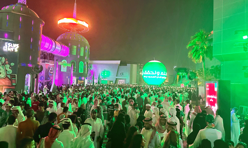 സൗ​ദി ദേ​ശീ​യ​ദി​നാ​ഘോ​ഷ​ത്തി​ൽ പ​ങ്കു​ചേ​രാ​ൻ റി​യാ​ദി​ലെ ബോ​ളീ​വാ​ർ​ഡ്​ സി​റ്റി​യി​ലെ​ത്തി​ച്ചേ​ർ​ന്ന ജ​ന​ക്കൂ​ട്ടം