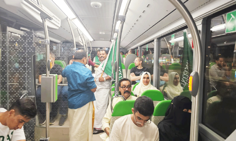 റിയാദ് മെട്രോ ബസിൽ ദേശീയദിനം ആഘോഷിച്ച ജി.എം.എഫ് പ്രവർത്തകർ റിയാദ് മെട്രോ ബസിൽ ദേശീയദിനം ആഘോഷിച്ച ജി.എം.എഫ് പ്രവർത്തകർ