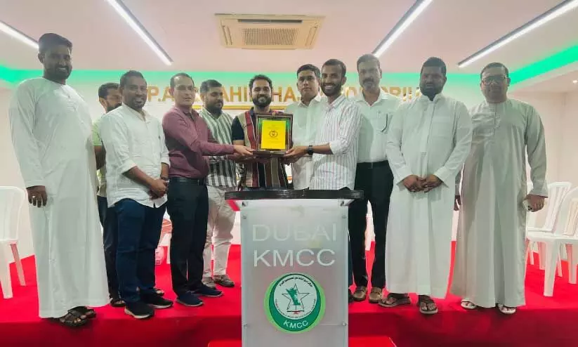 സ്വീകരണ ചടങ്ങിൽ മഞ്ചേശ്വരം മണ്ഡലം യൂത്ത് ലീഗ് സെക്രട്ടറി സിദ്ദീഖ് ദണ്ഡഗോളിക്ക് ഉപഹാരം നൽകുന്നു സ്വീകരണ ചടങ്ങിൽ മഞ്ചേശ്വരം മണ്ഡലം യൂത്ത് ലീഗ് സെക്രട്ടറി സിദ്ദീഖ് ദണ്ഡഗോളിക്ക് ഉപഹാരം നൽകുന്നു