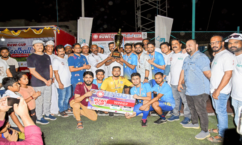 റൂ​വി ക​പ്പ് ഫു​ട്ബാ​ൾ ടൂ​ർ​ണ​മെ​ന്‍റി​ൽ ജേ​താ​ക്ക​ളാ​യ അ​ൽ അ​ൻ​സാ​രി എ​ഫ്.​സി സം​ഘാ​ട​ക​രോ​​ടൊ​പ്പം