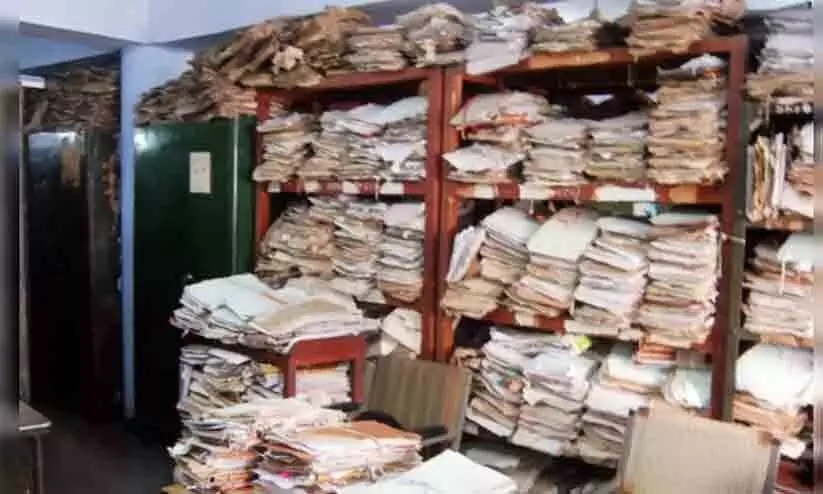 മദ്യം വാങ്ങാന് പണത്തിനായി സര്ക്കാര് ഫയലുകൾ തൂക്കിവിറ്റു; യു.പിയിൽ ജീവനക്കാരൻ അറസ്റ്റില് മദ്യം വാങ്ങാന് പണത്തിനായി സര്ക്കാര് ഫയലുകൾ തൂക്കിവിറ്റു; യു.പിയിൽ ജീവനക്കാരൻ അറസ്റ്റില്