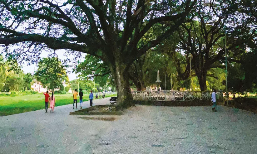 മു​ഖം മി​നു​ക്കിയിട്ടും ഇരുളൊഴിയാതെ കോ​ട്ട​മൈ​താ​നം ​