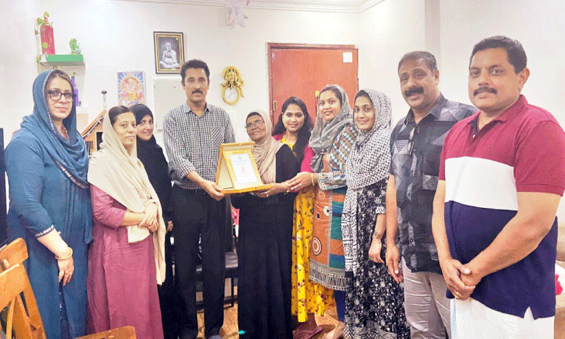 കെ.ഡി.എൻ.എയുടെ ഉപഹാരം ബഷീർ ബാത്ത, സന്ധ്യ ഷിജിത്ത് എന്നിവർ മറിയംബിക്ക് കൈമാറുന്നു കെ.ഡി.എൻ.എയുടെ ഉപഹാരം ബഷീർ ബാത്ത, സന്ധ്യ ഷിജിത്ത് എന്നിവർ മറിയംബിക്ക് കൈമാറുന്നു