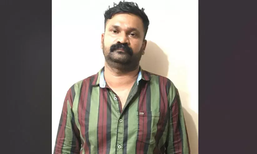 വിവാഹപരസ്യത്തിൽ കാണുന്ന നമ്പറിൽ വിളിച്ച് സ്ത്രീകളെ പരിചയപ്പെട്ട് പണവും സ്വർണവും കവർന്നു; പ്രതി പിടിയിൽ വിവാഹപരസ്യത്തിൽ കാണുന്ന നമ്പറിൽ വിളിച്ച് സ്ത്രീകളെ പരിചയപ്പെട്ട് പണവും സ്വർണവും കവർന്നു; പ്രതി പിടിയിൽ