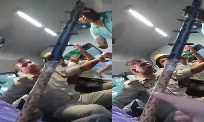 ബുൾഡോസറുമായെത്തിയ ​യു.പി പൊലീസിനെ ആശ്രമം അനുയായികൾ പൊതിരെ തല്ലി; ഏറ്റുമുട്ടലിൽ 30ഓളം പേർക്ക് പരിക്ക്