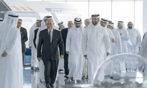 ഷാർജ സാറ്റ്-2 നിർമാണ കരാറിൽ ഒപ്പുവെക്കൽ ചടങ്ങിൽ എത്തുന്ന ഷാർജ ഉപഭരണാധികാരിയും ശൈഖ് സുൽത്താൻ ബിൻ അഹ്മദ് അൽ ഖാസിമി ഷാർജ സാറ്റ്-2 നിർമാണ കരാറിൽ ഒപ്പുവെക്കൽ ചടങ്ങിൽ എത്തുന്ന ഷാർജ ഉപഭരണാധികാരിയും ശൈഖ് സുൽത്താൻ ബിൻ അഹ്മദ് അൽ ഖാസിമി