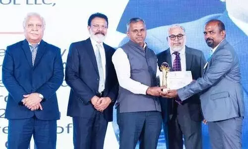 അ​ജ്മാ​ന്‍ ഇ​ന്ത്യ​ന്‍ അ​സോ​സി​യേ​ഷ​ന്‍ സം​ഘ​ടി​പ്പി​ച്ച ടീ​ച്ചേ​ഴ്സ് എ​ക്സ​ല​ൻ​സ് അ​വാ​ർഡ്​ കോ​ണ്‍സ​ല്‍ കെ. ​കാ​ളി​മു​ത്തു ന​ല്‍കു​ന്നു