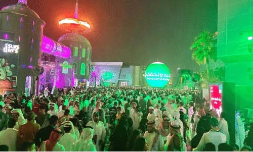 സൗ​ദി ദേ​ശീ​യ​ദി​നാ​ഘോ​ഷ​ത്തി​ൽ പ​ങ്കു​ചേ​രാ​ൻ റി​യാ​ദി​ലെ ബോ​ളീ​വാ​ർ​ഡ്​ സി​റ്റി​യി​ലെ​ത്തി​ച്ചേ​ർ​ന്ന ജ​ന​ക്കൂ​ട്ടം