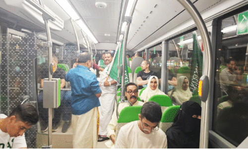 റി​യാ​ദ്​ മെ​ട്രോ ബ​സി​ൽ ദേ​ശീ​യ​ദി​നം ആ​ഘോ​ഷി​ച്ച ജി.​എം.​എ​ഫ്​ പ്ര​വ​ർ​ത്ത​ക​ർ