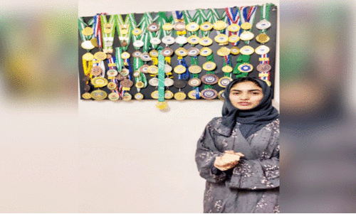 ദി​ലീ​ന താ​ൻ നേ​ടി​യ ഗോ​ൾ​ഡ്​ മെ​ഡ​ലു​ക​ളു​മാ​യി