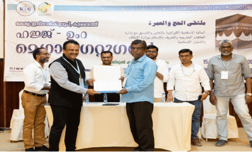 ഖു​ർ​ആ​ൻ സ്റ്റ​ഡി സെ​ന്റ​ർ പ​രീ​ക്ഷ വി​ജ​യി​ക​ൾ​ക്കു​ള്ള സ​മ്മാ​ന വി​ത​ര​ണം ഡോ. ​അ​മീ​ർ അ​ഹ​മ്മ​ദ്  നി​ർ​വ​ഹി​ക്കു​ന്നു