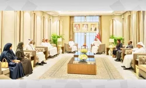 ഒ​മാ​ൻ നി​കു​തി വ​കു​പ്പ്​  മേ​ധാ​വി സു​ഊ​ദ്​ ബി​ൻ നാ​സി​ർ അ​ശ്ശ​കീ​ലി​യു​മാ​യി ധ​ന​മ​​ന്ത്രി  ശൈ​ഖ്​ സ​ൽ​മാ​ൻ ഖ​ലീ​ഫ ആ​ൽ ഖ​ലീ​ഫ  കൂ​ടി​ക്കാ​ഴ്ച ന​ട​ത്തു​ന്നു